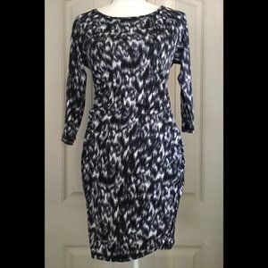 • Express ruched pattern dress with sleeves
